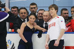 Владимир Путин фотографируется с фигуристами Еленой Ильиных и Никитой Кацалаповым во время посещения учебно-тренировочного центра «Новогорск», 2011 год