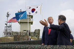 Президент США Дональд Трамп и президент Южной Кореи Мун Чжэ Ин в демилитаризованной зоне (ДМЗ), 30 июня 2019 года