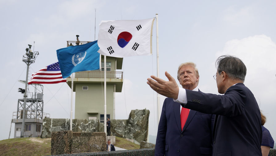 Президент США Дональд Трамп и президент Южной Кореи Мун Чжэ Ин в&nbsp;демилитаризованной зоне (ДМЗ), 30 июня 2019 года