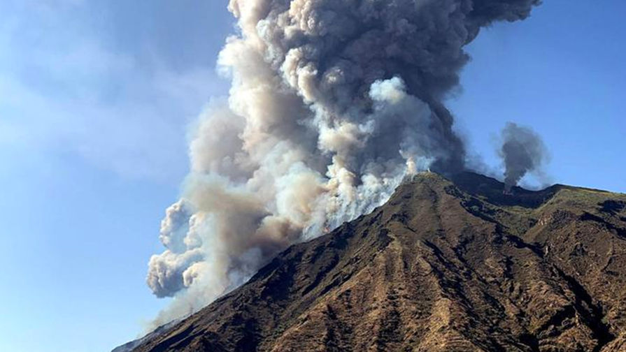 Вид на&nbsp;вулкан Стромболи, 3 июля 2019 года