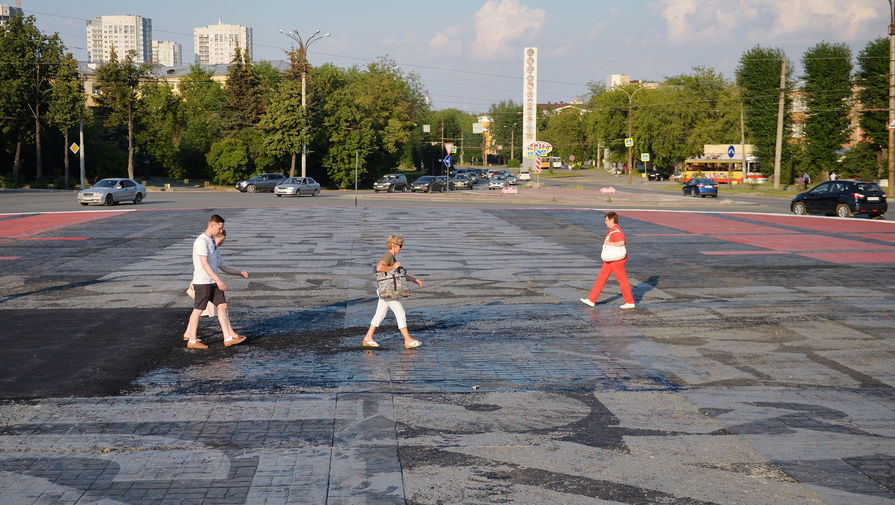 Граффити &laquo;Супрематический крест&raquo; на&nbsp;площади Первой пятилетки в&nbsp;Екатеринбурге, 19 июля 2019 года