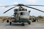 Группа российских экспертов и журналистов была доставлена в Пальмиру на двух вертолетах Ми-8АМТШ ВКС России. На снимке — Ми-8АМТШ на вертолетной площадке авиабазы Хмеймим