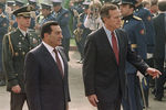 Президент Египта Хосни Мубарак и президент США Джордж Буш — старший во время встречи в Каире, 1990 год