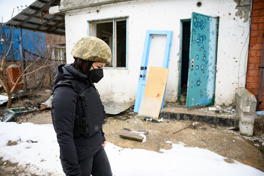 В каске и бронежилете: глава МИД Германии приехала в Донбасс