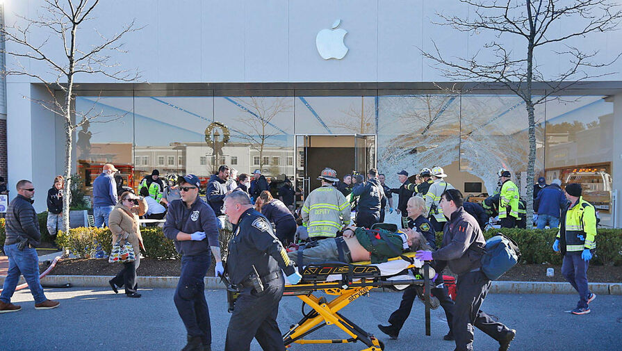 В результате ДТП с участием залетевшего в магазин Apple внедорожника погиб человек