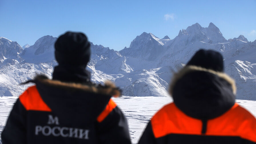ГОЧС предупредило о высоком риске схода лавин сразу в семи регионах России