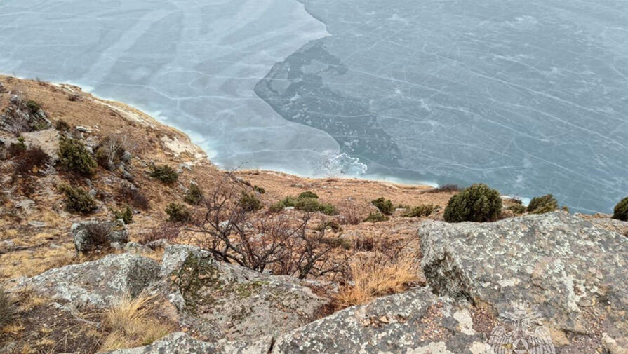 Опубликовано видео с места падения внедорожника в озеро в Приэльбрусье