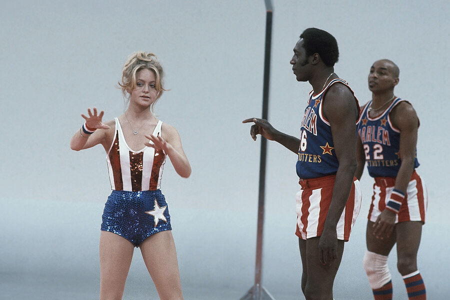 Актриса Голди Хоун (слева) и звезда баскетбольной команды «Гарлем Глобтроттерс», Медоуларк Лемон во время съемок, 1&nbsp;февраля 1978&nbsp;года