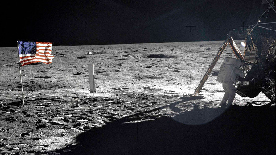 Нил Армстронг на Луне рядом с модулем «Eagle», 20 июля 1969 года.
