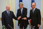 Госсекретарь США Джон Керри встретился с представителями новой власти в Киеве