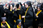 Монахини делают фотографии, ожидая начала церемонии канонизации на площади Святого Петра в Ватикане