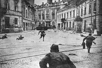 Советские войска ведут бой на улицах Львова