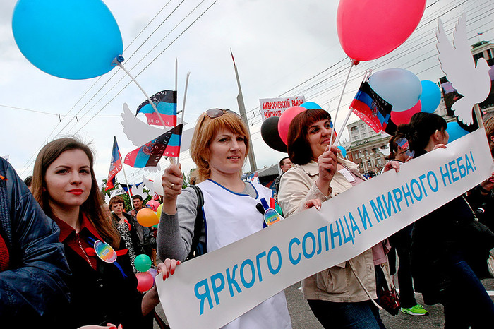 Участники праздничного шествия, приуроченного к&nbsp;годовщине референдума о&nbsp;самоопределении ДНР и ЛНР