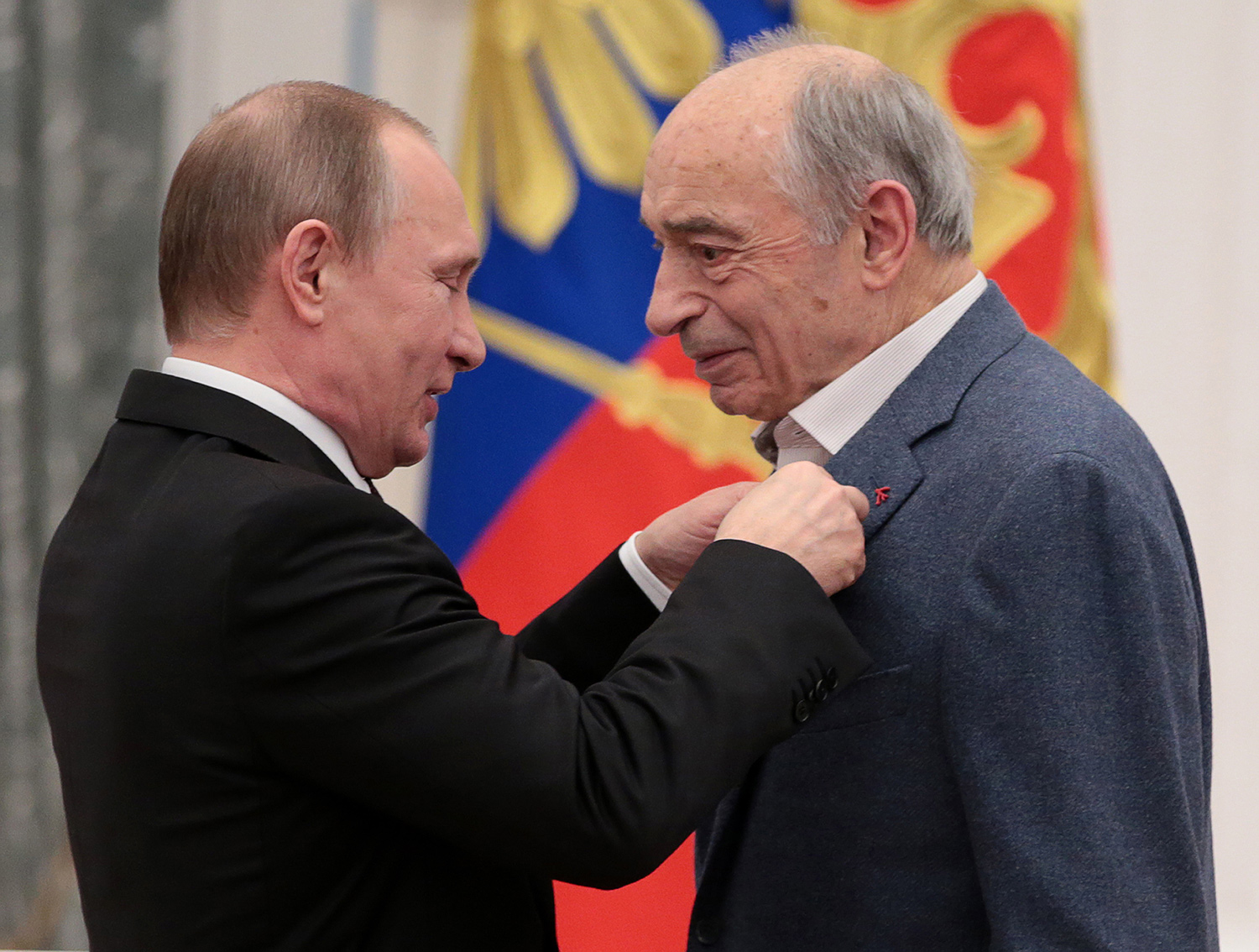 Президент России Владимир Путин и актер Валентин Гафт (слева направо), награжденный орденом «За заслуги перед Отечеством» IV степени, во время церемонии вручения государственных наград в Кремле