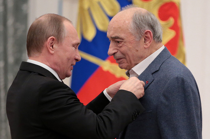 Президент России Владимир Путин и актер Валентин Гафт (слева направо), награжденный орденом «За заслуги перед Отечеством» IV степени, во время церемонии вручения государственных наград в Кремле
