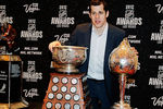 Игрок «Питтсбург Пингвинз» Евгений Малкин позирует с наградами «Тед Линдсей Эворд», «Арт Росс Трофи» и «Харт Трофи» на церемонии «Человек года в НХЛ» в 2012 году