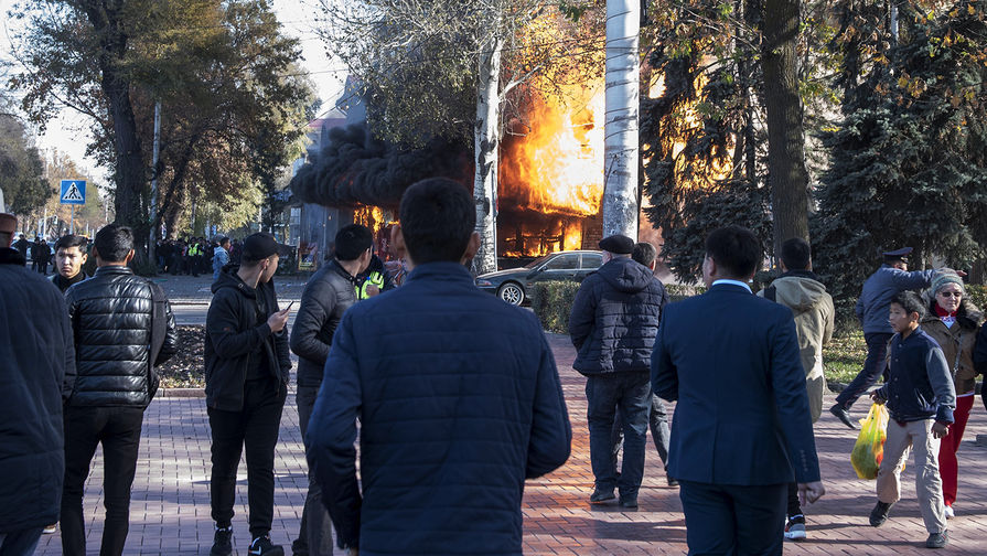 Пожар в&nbsp;кафе &laquo;Антошка&raquo; на&nbsp;пересечении улиц Чуй и Эркиндик в&nbsp;Бишкеке, где произошли три взрыва, 8 ноября 2019 года