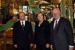 2006 год. Президент России Владимир Путин, канцлер Германии Ангела Меркель и премьер-министр Саксонии Георг Мильбрадт (слева направо) во время осмотра экспозиции музея «Зеленый свод» в Дрездене