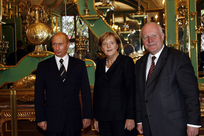 2006 год. Президент России Владимир Путин, канцлер Германии Ангела Меркель и премьер-министр Саксонии Георг Мильбрадт (слева направо) во время осмотра экспозиции музея «Зеленый свод» в Дрездене
