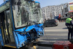 Последствия столкновения пассажирского автобуса с мачтой освещения на ул. Марксистская, 14 апреля 2021 года 
