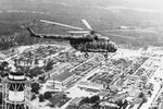 Вертолет производит радиологические измерения над зданием Чернобыльской АЭС после катастрофы, май 1986 года