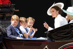 Принц Джордж, принц Луи, принцесса Шарлотта, Кейт, герцогиня Кембриджская, и Камилла, герцогиня Корнуольская, на параде Trooping the Colour в Лондоне, 2022 год