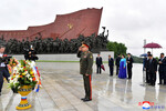 Министр обороны России Сергей Шойгу возложил цветы перед памятниками северокорейских лидеров Ким Ир Сена и Ким Чен Ира в Пхеньяне, 27 июля 2023 года