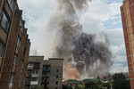 Дым от взрыва на территории Загорского оптико-механического завода в Сергиевом Посаде, 9 августа 2023 года