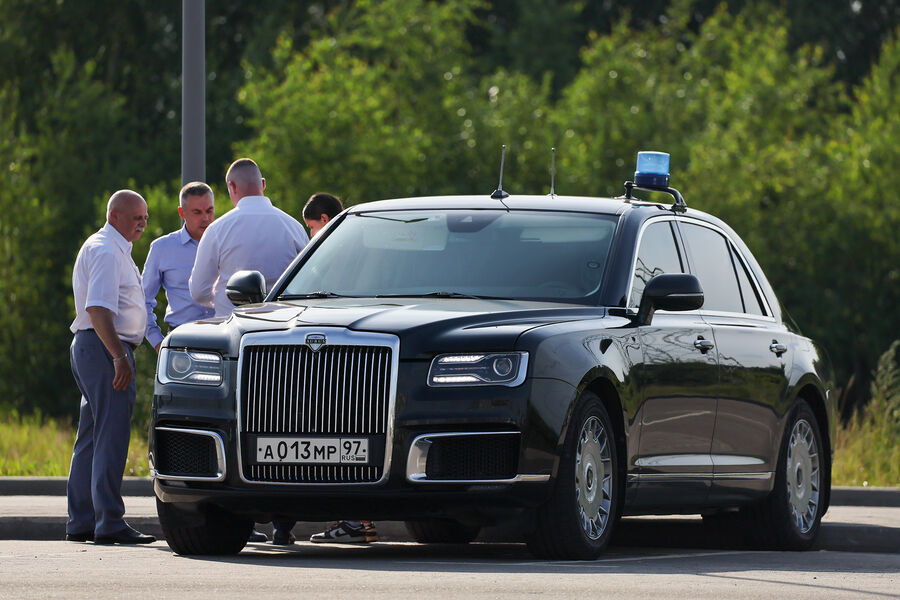 Автомобиль и сотрудники специальных служб на&nbsp;месте обнаружения тела бывшего министра транспорта РФ Романа Старовойта, 7&nbsp;июля 2025&nbsp;года