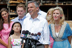 Джон Хантсман в окружении своей семьи выступает перед СМИ на заводе пиломатериалов в Майами, 2011 год