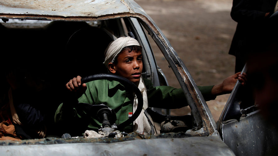 Дети играют в брошенной машине во дворе учреждения для сирот в Сане, Йемен, 18 февраля 2017 года