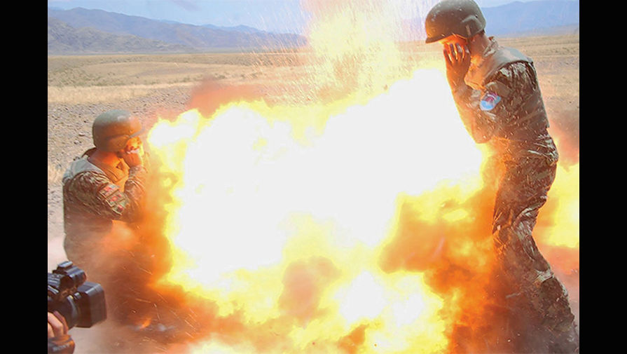 Фотография момента взрыва, сделанная одним из&nbsp;афганских военнослужащих, 2&nbsp;июля 2013&nbsp;года