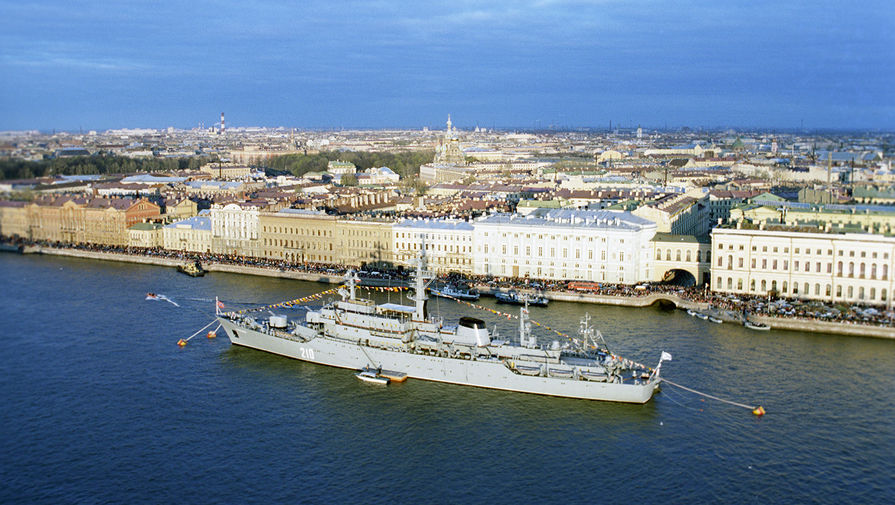 Военно-морской парад на Неве. Крейсер &laquo;Аврора&raquo;