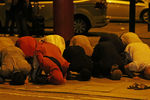 Люди молятся возле мечети Финсбери-парк