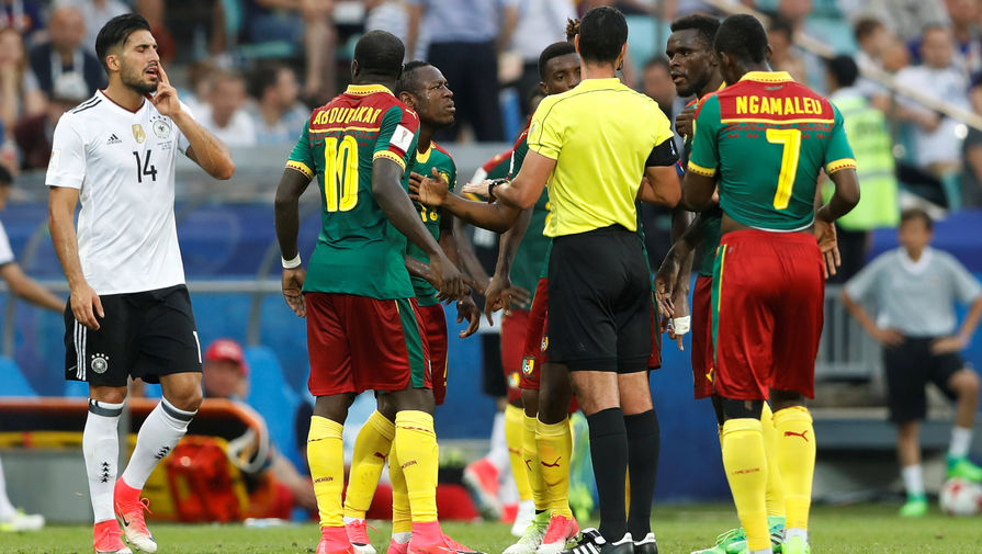 Футболисты сборной Камеруна пытаются оспорить решение судьи в матче Кубка конфедераций с Германией