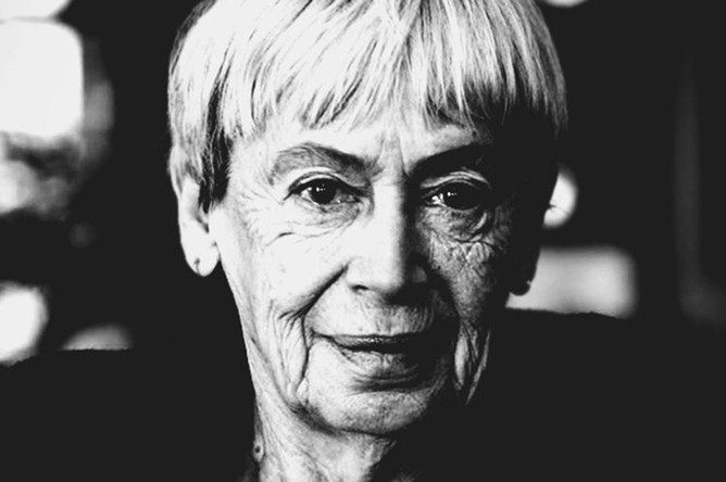 <b>Урсула Ле Гуин (21 октября 1929 — 22 января 2018).</b> Американская писательница и литературный критик. Автор романов, стихов, детских книг, публицист. Наибольшую известность получила как автор романов и повестей в жанрах научной фантастики и фэнтези