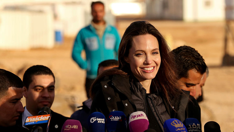 Анджелина Джоли во время встречи с&nbsp;беженцами из&nbsp;Сирии в&nbsp;Иордании, 28 января 2018 года