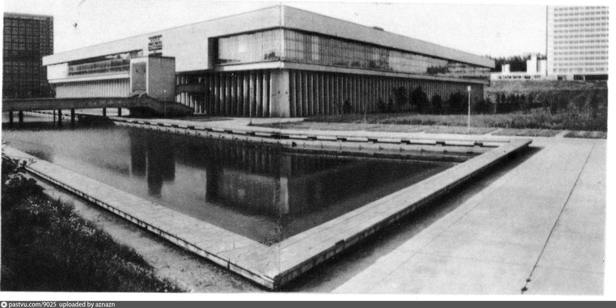 Здание библиотеки на&nbsp;архивной фотографии 1980-1984 годов