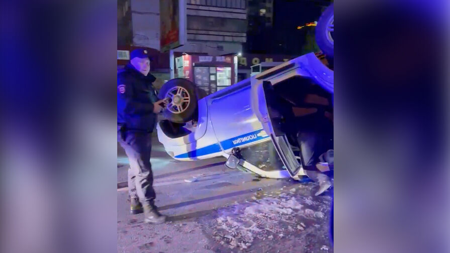 В Новосибирске полицейский автомобиль перевернулся после ДТП