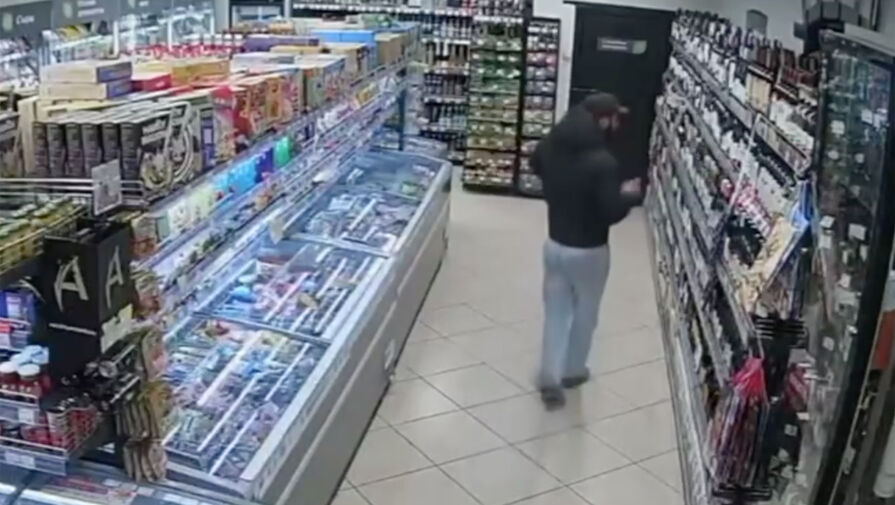 В Москве кассир вступил в драку с мужчиной, укравшим алкоголь из магазина