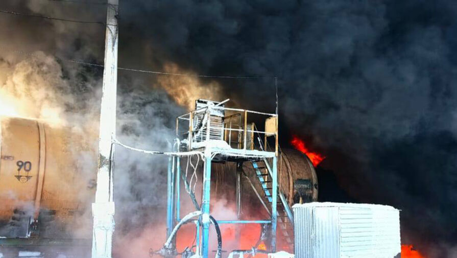 Бензовоз и железнодорожные цистерны загорелись в Ангарске