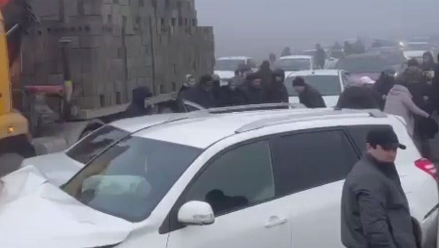 Более 10 автомобилей столкнулись на трассе в Дагестане, есть пострадавшие