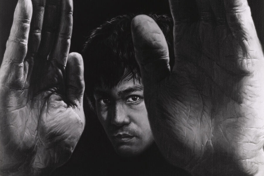 <b>«Выход дракона» (1973)</b>
<br><br>
«Выход дракона» после ухода актера из&nbsp;жизни оказался первым голливудским фильмом с&nbsp;восточными единоборствами. Картина о&nbsp;шаолиньском монахе Ли, который помогает полиции разоблачить бывшего ученика шаолиньской школы Хана, заложила основы целого направления боевиков.
<br><br>
<b>На фото:</b> Постер к&nbsp;фильму «Выход дракона», 1973&nbsp;год