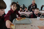Девочка из Сирии Гхеда Хаддад во время завтрака в столовой в Ивановской школе-интернате