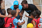 Рики Мартин во время встречи с сирийскими беженцами в Ливане