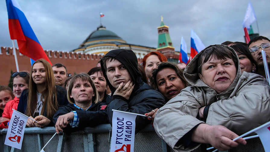 Зрители во время праздничного концерта на&nbsp;Красной площади, посвященного Дню России