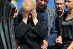 Мать Павла Шеремета Людмила Шеремет (в центре) во время его похорон на Северном кладбище в Минске