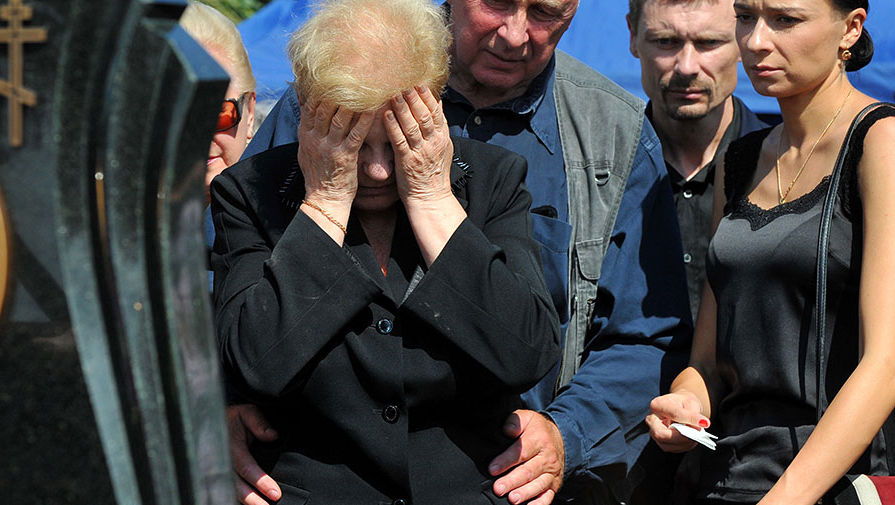 Мать Павла Шеремета Людмила Шеремет (в центре) во время его похорон на&nbsp;Северном кладбище в&nbsp;Минске