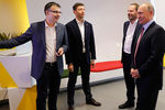 Гендиректор «Яндекса» Аркадий Волож и президент России Владимир Путин во время посещения главного офиса «Яндекса» в честь 20-летнего юбилея компании, 21 сентября 2017 года
