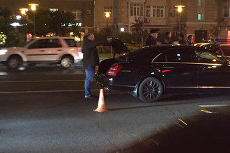Mercedes-Benz S-класса во время демонтажа номеров после аварии на Новом Арбате в Москве, 25 сентября 2017 года